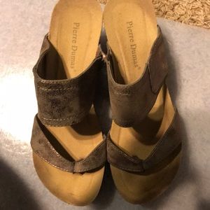 Pierre dumas metallic wedge